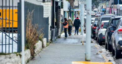 Operativo Invierno: La Municipalidad de Ushuaia realiza trabajos de mantenimiento y notifica a frentistas por limpieza de veredas